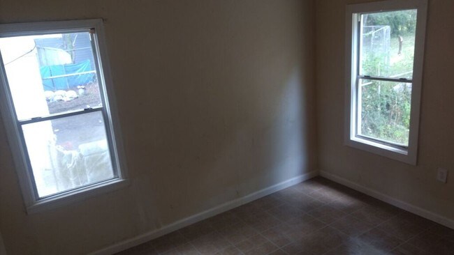 Building Photo - 607 Lazarre Ave
