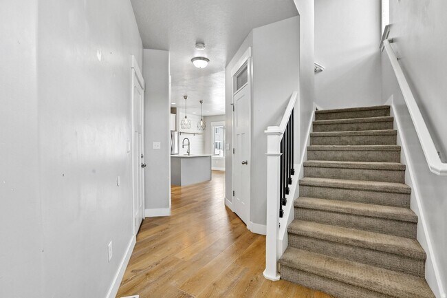 Foto del edificio - 167 W Silver Springs Dr