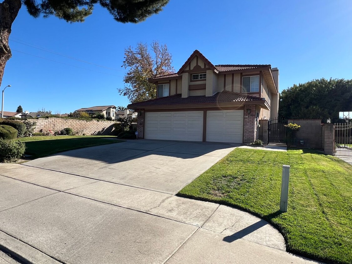 Foto principal - Beautiful Loma Linda 4bdrm 3 bath 2 story ...