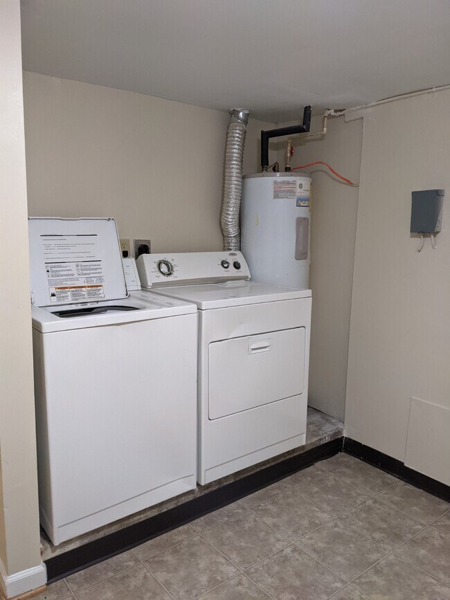 Building Photo - 1530 Popland St