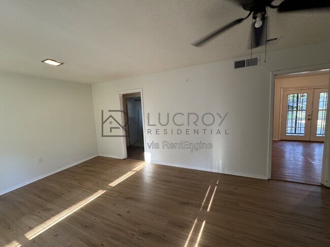 Foto del edificio - 2716 Woodside Dr