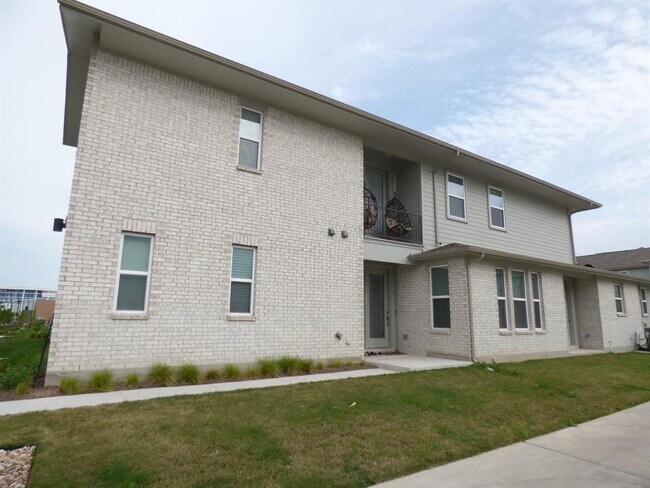 Foto del edificio - 2409 Simond Ave