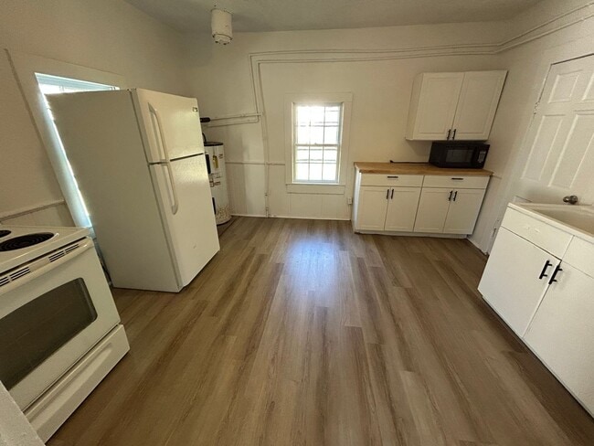 Building Photo - 1 Bed 1 Bath House Available To Rent For $...