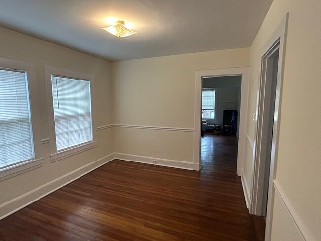 Building Photo - 1st Floor 2 Bedroom Apartment