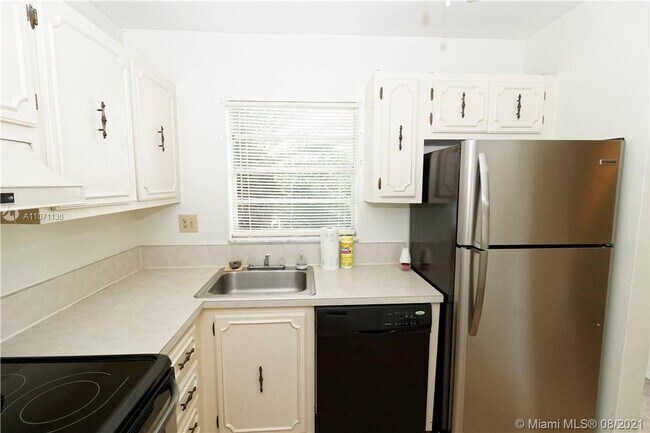 Foto del edificio - 2998 Sunrise Lakes Dr E