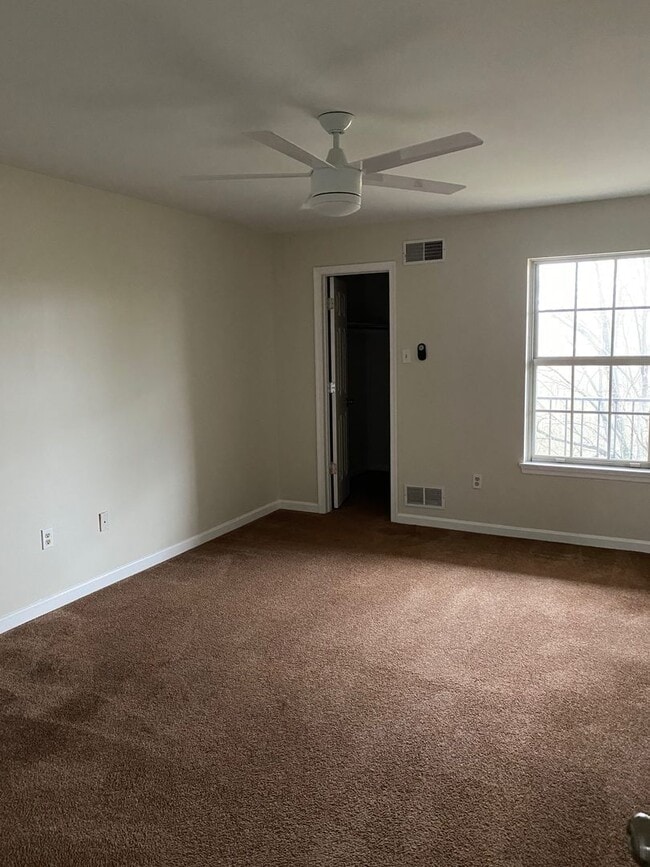 Building Photo - Great ‘Seven Oaks’ Condo