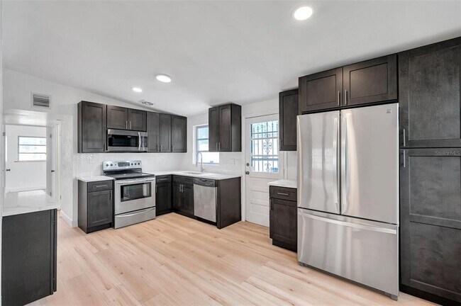 Building Photo - 209 Southeast Jefferson Cir N