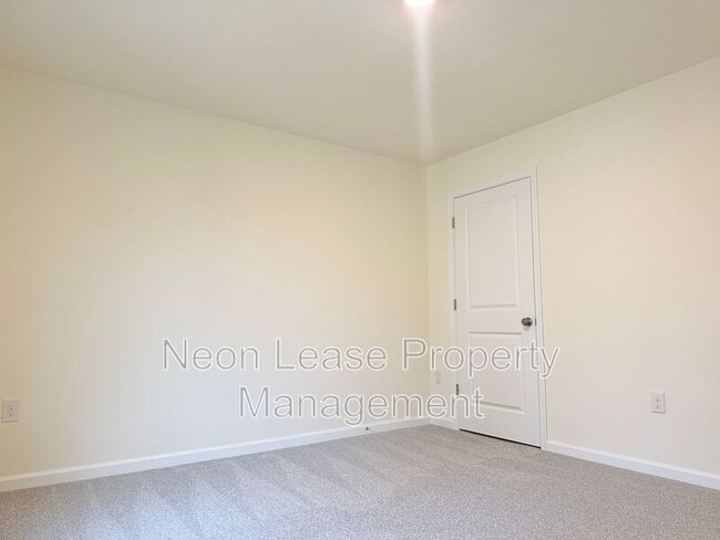 Building Photo - 402 N Walnut St