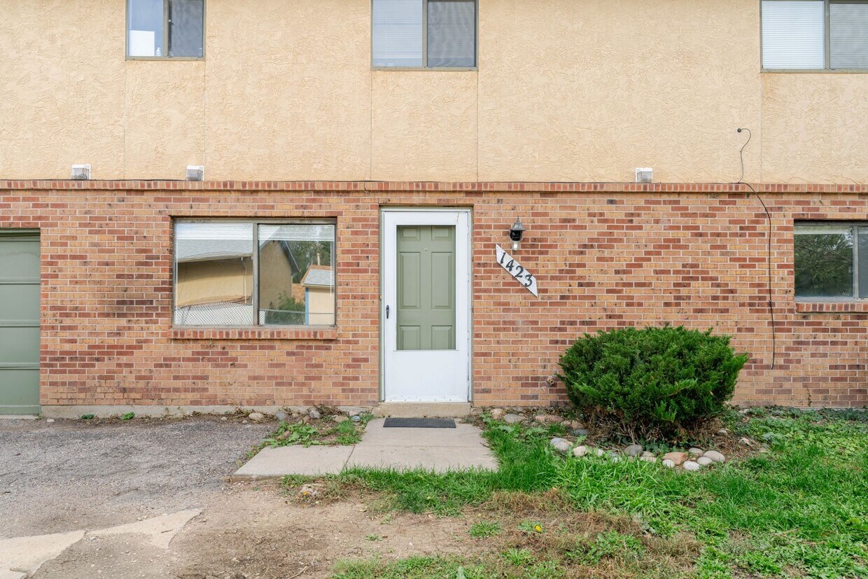Foto principal - $1363 | 2BR/1BA Duplex | Cozy Home Near Be...