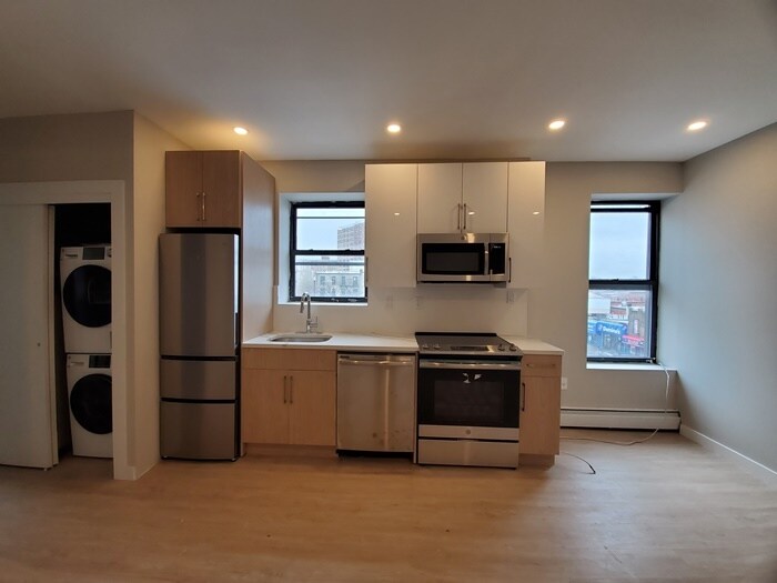 Foto principal - 879 Dekalb Ave