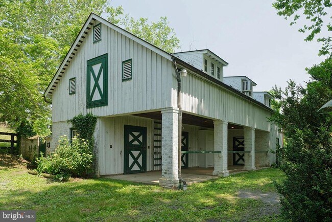 Foto del edificio - 21933 Foxcroft Rd