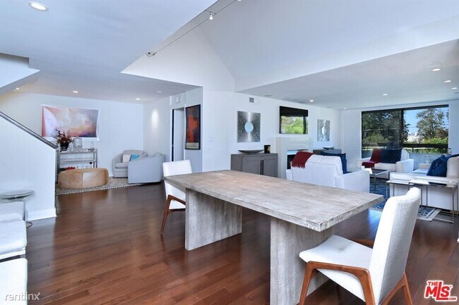 Foto del edificio - 3 br, 3 bath Condo - 851 N Kings Rd Apt 310