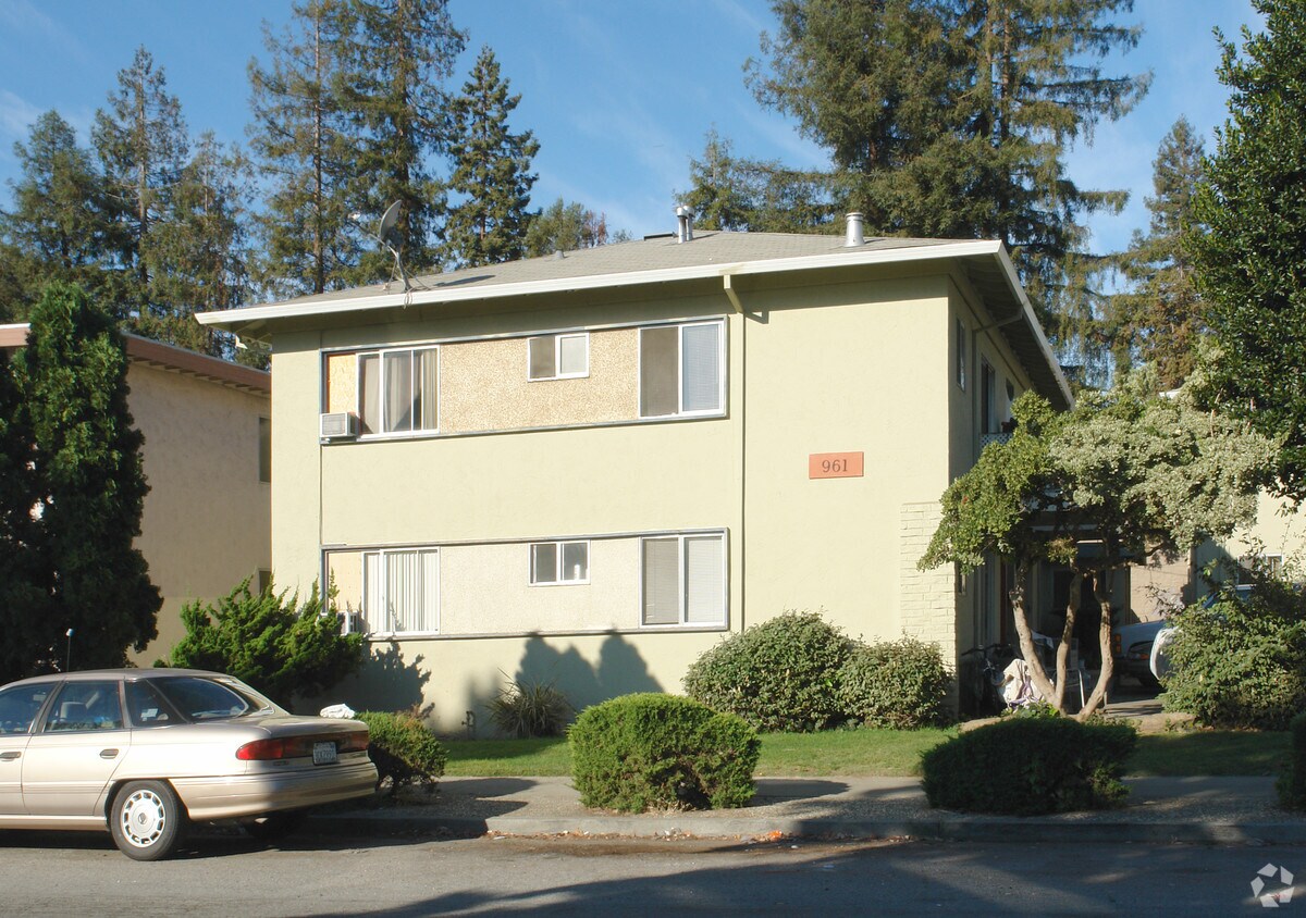 Building Photo - 961-965 Ravenscourt Ave