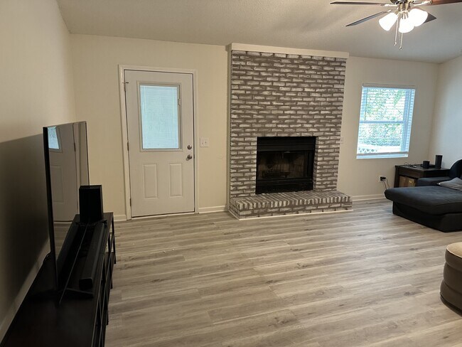 Foto del edificio - 100 Fieldcrest Dr