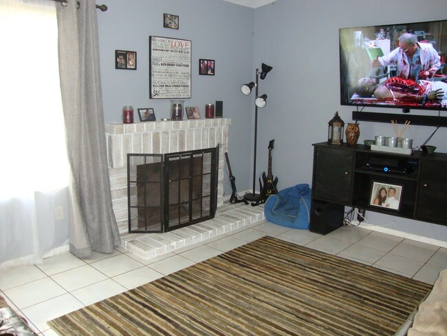 Building Photo - 931 Buena Capri