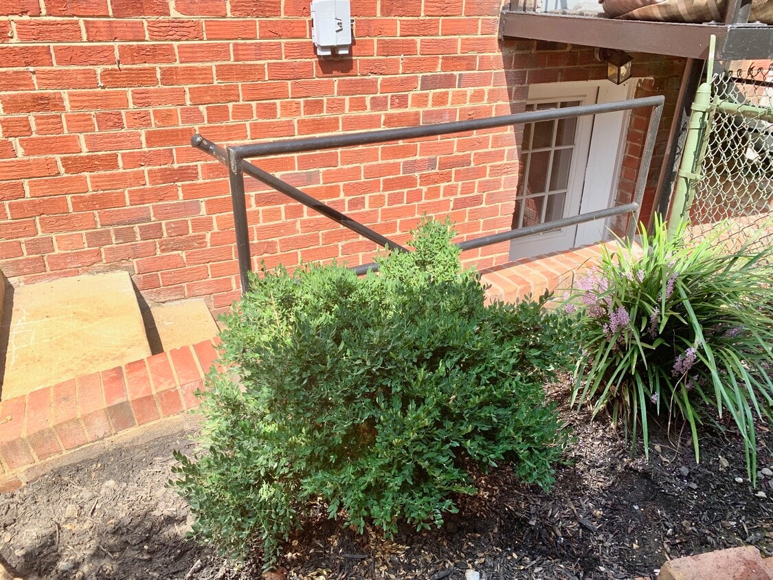 201 E Taylor Run Pkwy Unit Apt 1, Alexandria, VA 22314 Apartments in