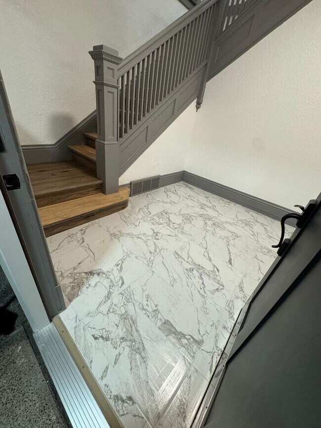 Foto del edificio - MUST SEE !!! Tacoma Beautifully Remodeled 2+ Bedroom, Large Loft Unit!!!!