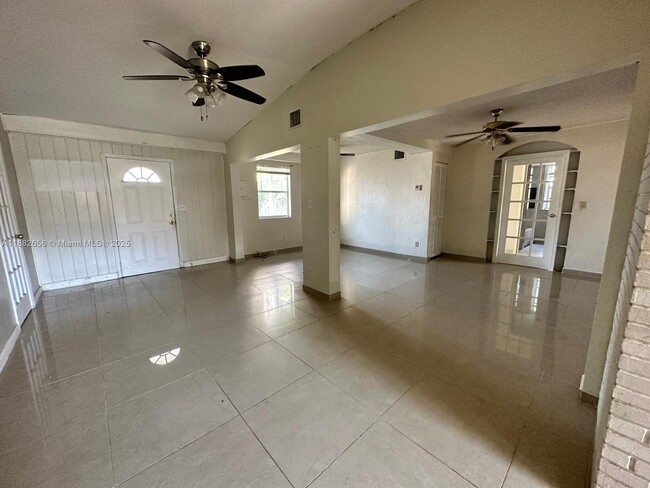 Foto del edificio - 2202 Van Buren St