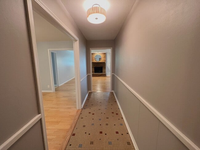 Building Photo - Location, Size, & Convenience!!