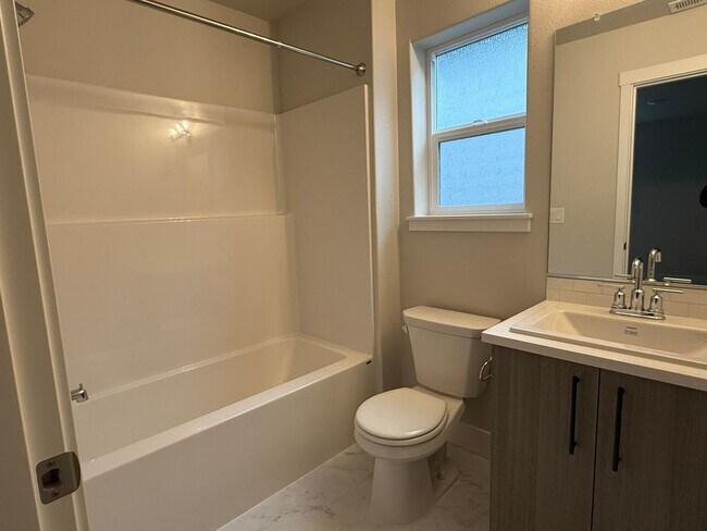 Foto del edificio - Beautiful Three Bedroom New Construction Home For Rent