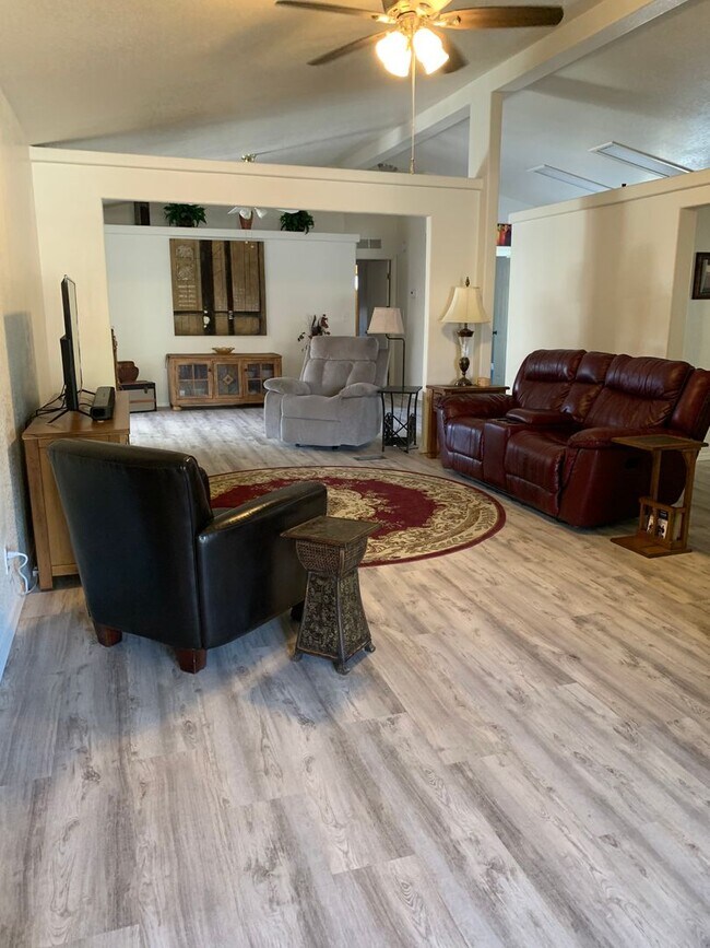 Building Photo - VACATION RENTAL-2 bedroom/2 bath