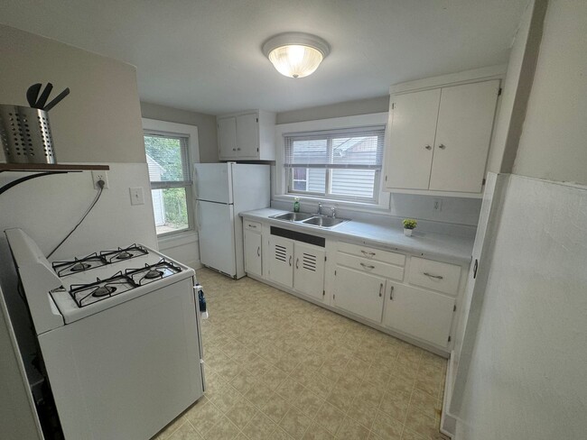 Building Photo - Cozy 2-Bedroom Rental House with Spacious ...