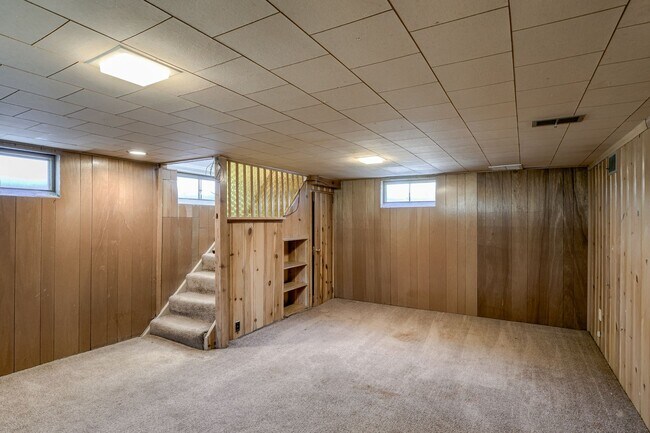 Building Photo - **NEW FLOORS AND REMODELED KITCHEN** Cute ...