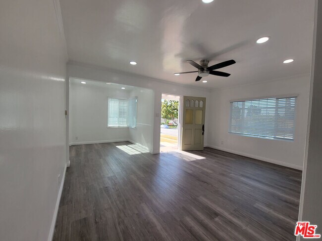 Building Photo - 525 W Fairview Blvd
