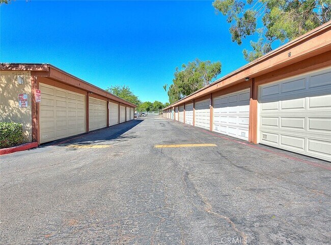 Building Photo - 1400 W Edgehill Rd