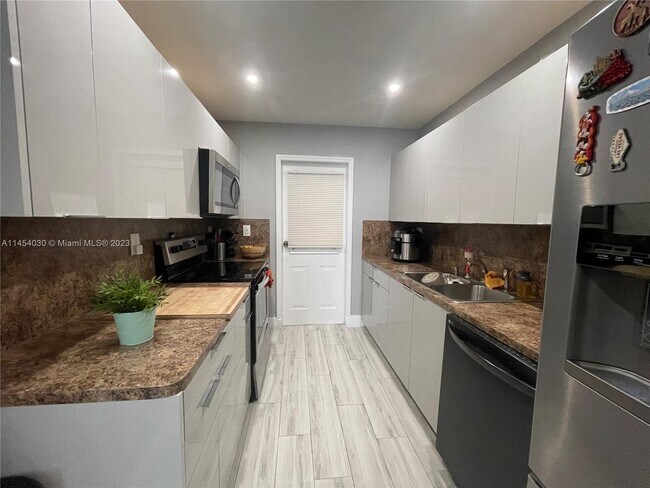 Foto del edificio - 10285 NW 80th Ct