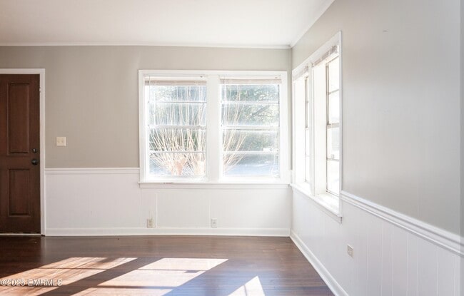 Foto del edificio - 104 Bingham Ave