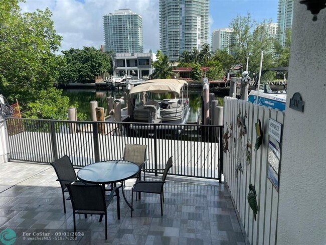 Foto del edificio - 237 Poinciana Island Dr