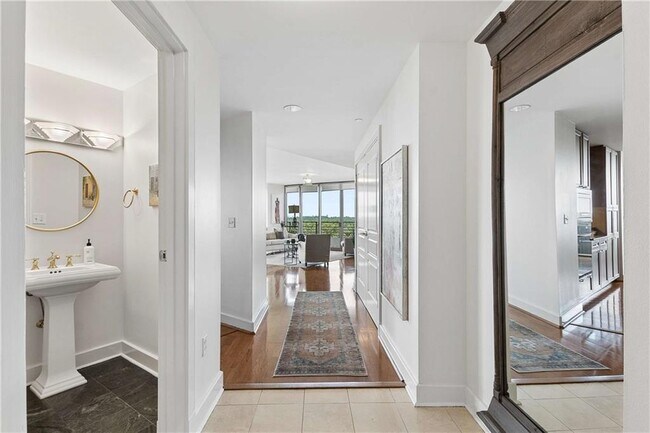 Foto del edificio - 700 Park Regency Pl NE