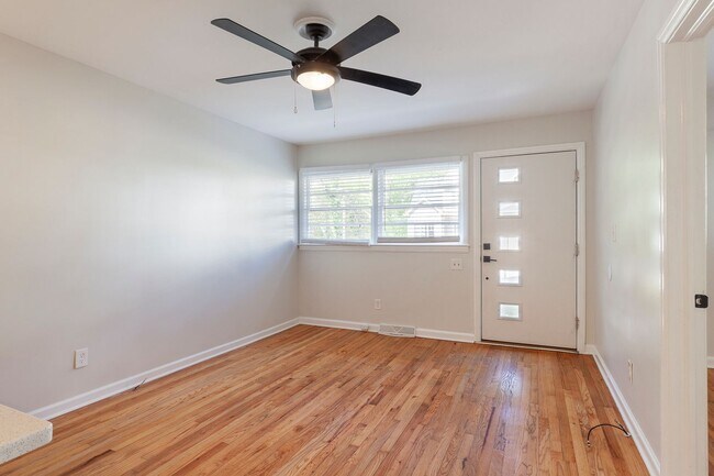 Foto del edificio - Beautifully Renovated 2/1 w/ Large Deck & ...
