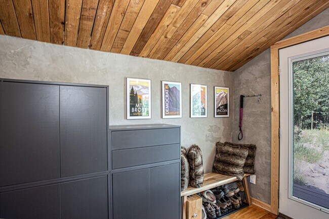 Building Photo - Adorable Mountain Cabin available for a Wi...