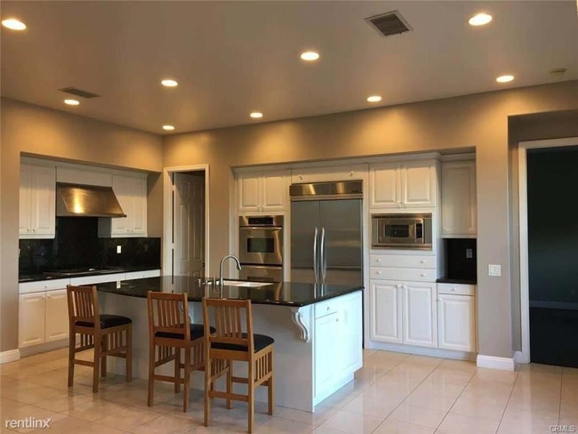 Building Photo - 4 br, 4 bath House - 2941 E Hillside Dr