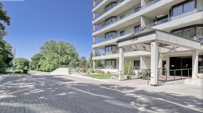 Photo du bâtiment - 1180 Commissioners Rd W