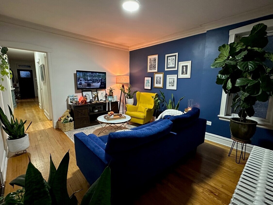 Living room - 4911 S Keeler Ave