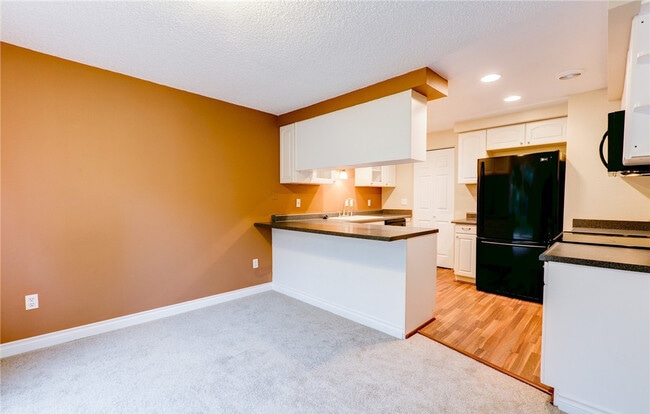 Building Photo - REMODELED, TOP FLOOR KIRKLAND 2 BED CONDO ...