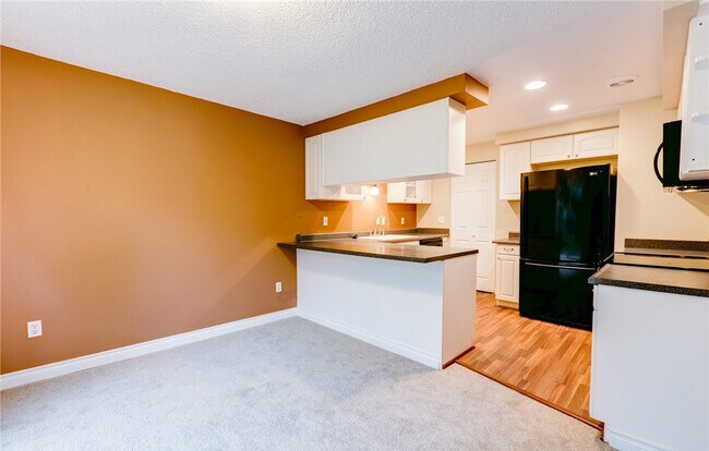 Foto del edificio - REMODELED, TOP FLOOR KIRKLAND 2 BED CONDO ...