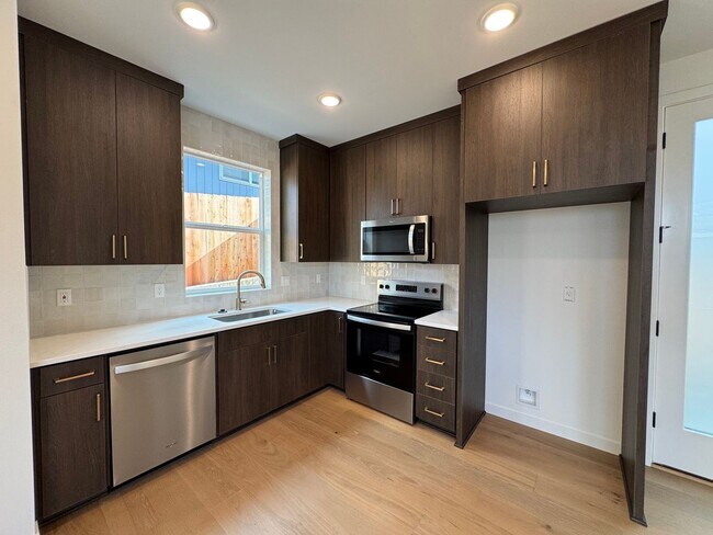 Building Photo - L0652