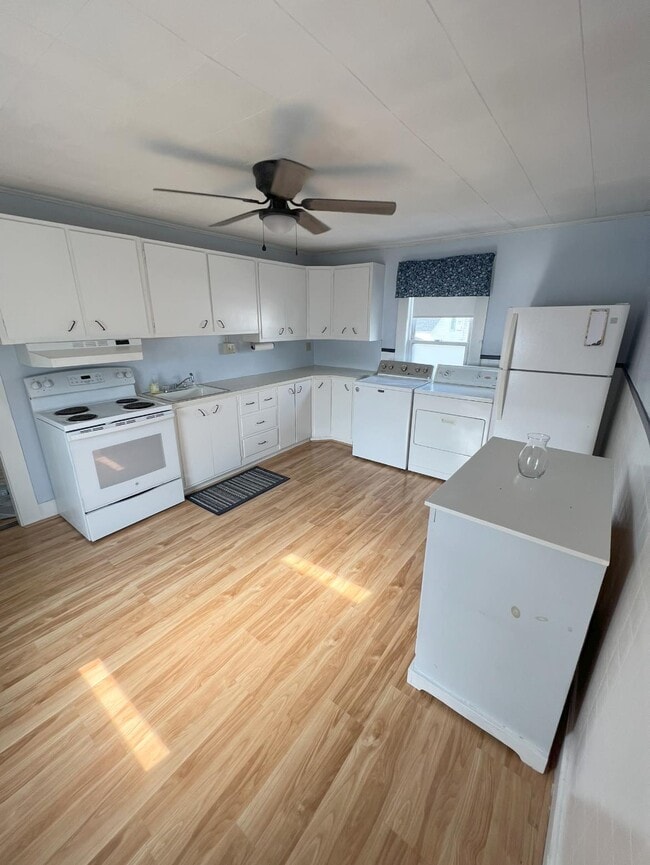 Kitchen - 28 Mercier Ave