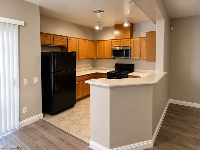 Building Photo - 6868 Sky Pointe Dr