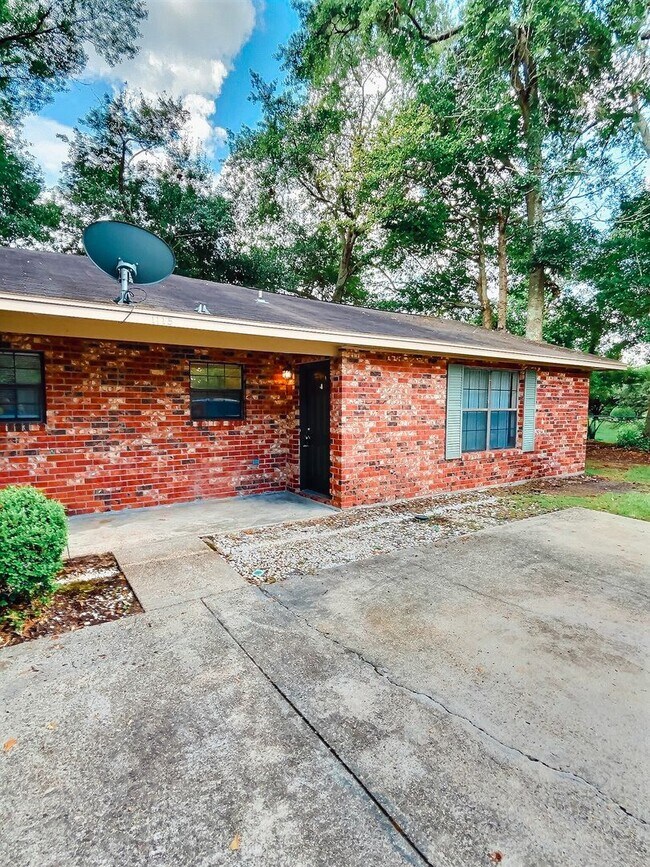 Building Photo - 1115 Hickory Dr