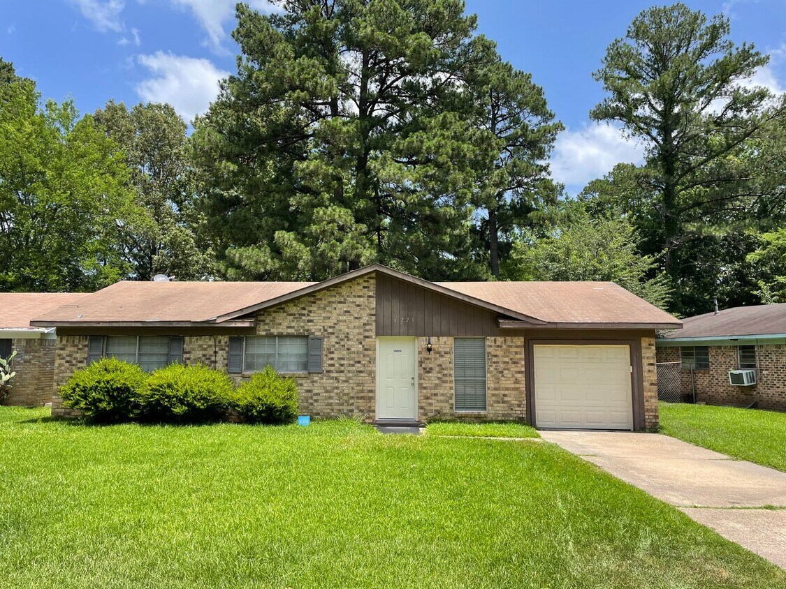 Foto principal - Remodeled Pines Road Area Home
