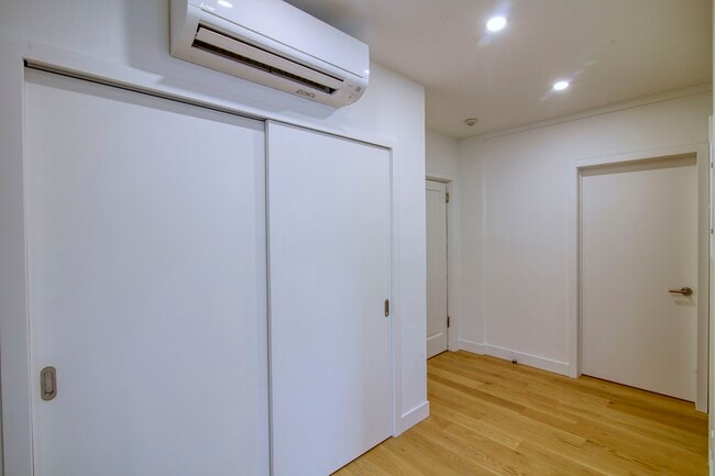 Building Photo - 4557 Rue Sherbrooke O