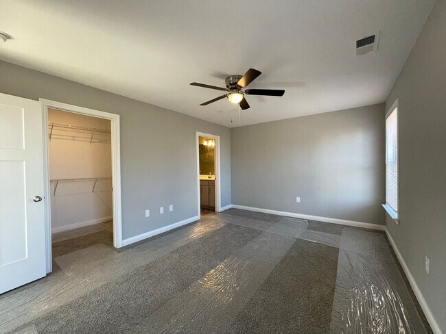 Foto del edificio - 121/123 Tucker Ln