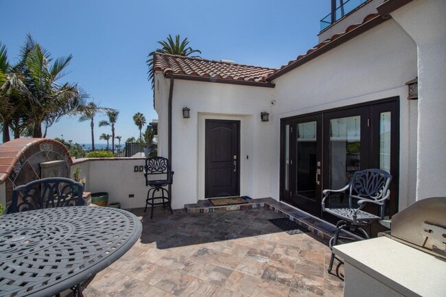 Building Photo - Prestigious Ocean View Retreat – Fully Rem...