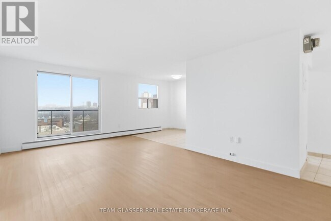 Photo du bâtiment - 498 Queens Ave