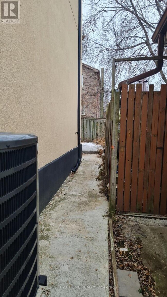 Photo du bâtiment - 10 Emmott Ave